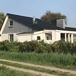 E3 Haus Mit Wintergarten- Kamin Und Deichblick By Interhome Semesterbostad *